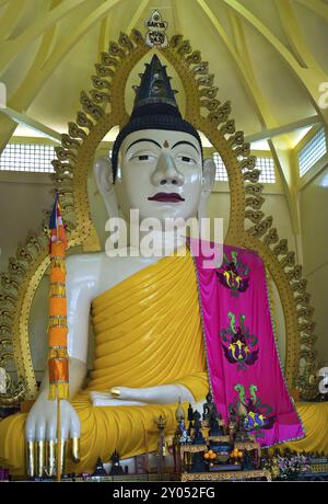 Riesige Buddha-Statue im Sakya Muni Buddha Gaya Tempel, Tempel der tausend Lichter Singapur Stockfoto