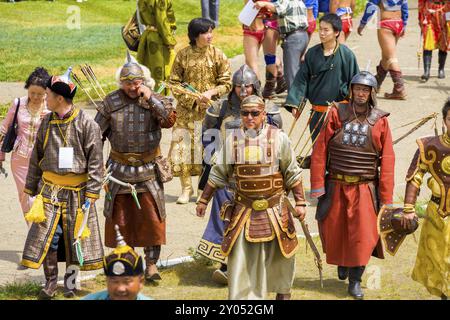 Ulaanbaatar, Mongolei, 11. Juni 2007: Mongolische Krieger-Bogenschützen in Rüstung, mit Bögen und Pfeilen, die an der Eröffnungszeremonie der Th teilnehmen Stockfoto