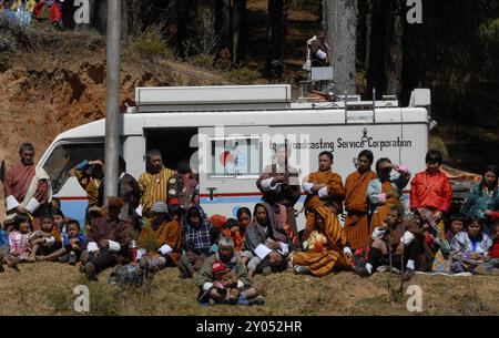 Truck des bhutanischen Fernsehens (BBS), der vom Talo-Festival mit Zuschauern vor der Tür sendet, Bhutan, Asien Stockfoto