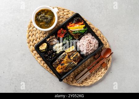 Koreanisches Essen, Gerstenaustern, gebratener Webfoot-Kraken, Reis, Beilagen, Lunchboxen, Abalone, Rippchen, gedämpfter Schweinebauch Stockfoto