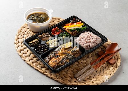 Koreanisches Essen, Gerstenaustern, gebratener Webfoot-Kraken, Reis, Beilagen, Lunchboxen, Abalone, Rippchen, gedämpfter Schweinebauch Stockfoto