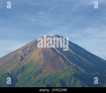 Detaillierte entfernten Teleaufnahme des braunen Schmutz Vulkankegel und Wanderweg am Anfang Sommer morgen von kawaguchiko See in 5 Seen von Japan Stockfoto