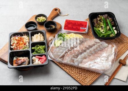 Japanisch, Meeraal, Wolfsbarsch, Sashimi, Brassen, Gelbschwanz, rote Pfefferpaste, Plattfisch, Steinfisch, Abalone, Salat, Perillablatt, Knoblauch, Sojabohnenpas Stockfoto