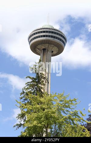 Skylon Tower an den Niagarafällen, Ontario, Kanada. Dieser Turm mit Drehrestaurant erhebt sich an der kanadischen Grenze und bietet einen spektakulären Blick über H Stockfoto