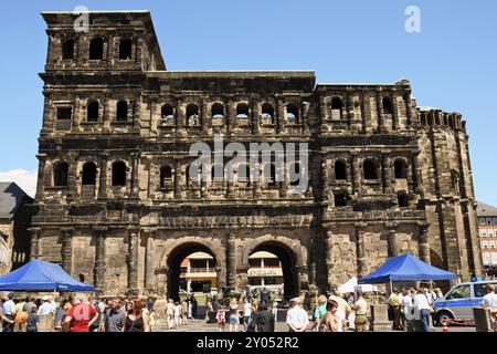 Trier, 4. August 2009: Die Porta Nigra ist ein römisches Stadttor aus dem 2. Jahrhundert in Trier. Sie erhielt ihren Namen (was Europa bedeutet) Stockfoto