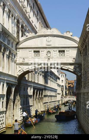 Venedig, Italien, 21. August 2012: Brücke der Seufzer und Touristen in Gondeln für eine Besichtigungstour entlang der Kanäle von Venedig, Europa Stockfoto