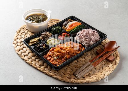 Koreanisches Essen, Gerstenaustern, gebratener Webfoot-Kraken, Reis, Beilagen, Lunchboxen, Abalone, Rippchen, gedämpfter Schweinebauch Stockfoto