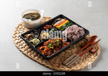 Koreanisches Essen, Gerstenaustern, gebratener Webfoot-Kraken, Reis, Beilagen, Lunchboxen, Abalone, Rippchen, gedämpfter Schweinebauch Stockfoto