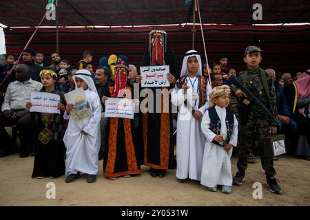 Gaza, Palästina. 18. März 2023. Die Palästinenser beginnen in der Stadt Deir El Balah im zentralen Gazastreifen mit palästinensischen Nationalflaggen. Einige der Teilnehmer trugen traditionelle palästinensische Kostüme und brachten Banner auf, die ihre Entschlossenheit zum Ausdruck brachten, in das Land ihrer Vorfahren im heutigen Israel zurückzukehren. Der Landtag fällt am 30. März und würdigt die sechs getöteten Palästinenser und die Hunderte Verletzten der israelischen Polizei, während sie gegen die Enteignung palästinensischen Landes durch die israelische Regierung in Galiläa im Naqab protestieren Stockfoto