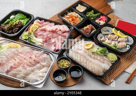 Japanisch, Meeraal, Wolfsbarsch, Sashimi, Brassen, Gelbschwanz, rote Pfefferpaste, Plattfisch, Steinfisch, Abalone, Salat, Perillablatt, Knoblauch, Sojabohnenpas Stockfoto