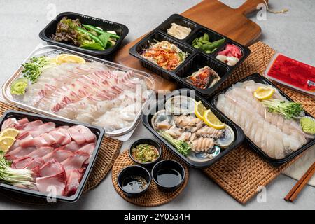 Japanisch, Meeraal, Wolfsbarsch, Sashimi, Brassen, Gelbschwanz, rote Pfefferpaste, Plattfisch, Steinfisch, Abalone, Salat, Perillablatt, Knoblauch, Sojabohnenpas Stockfoto