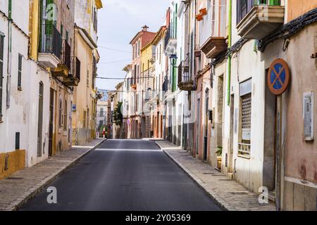 Eine typische Dorfallee auf mallorca, soller Stockfoto