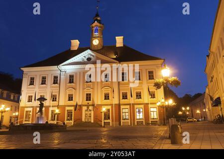 Altes, schönes Rathaus in Tartu, Estland. Der Hauptplatz der Stadt in der Sommernacht Stockfoto