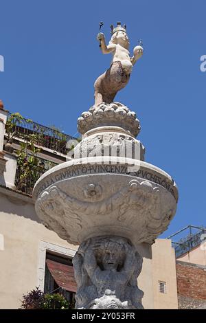 Barocker Brunnen auf der Piazza del Duomo in Taormina, Sizilien, Italien, Europa Stockfoto