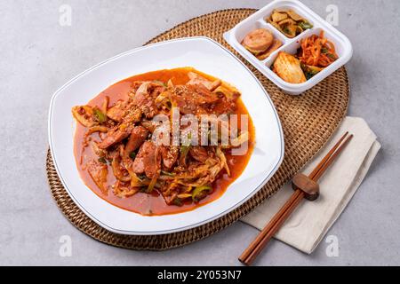 Koreanisches Essen, Schweinerippchen, gedämpfte Schweinerippchen, scharfe, gebratene Budae, Budae jjigae, Rindfleisch, gebratenes Rindfleisch, Spam, Musubi, Schweineschnitzel, Stockfoto