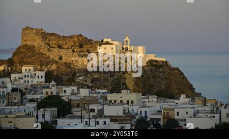 Ein historisches Schloss und weiße Häuser auf einem Hügel mit Blick auf das ruhige Meer im sanften Licht der Morgendämmerung, Morgenlicht, Panagia Spiliani, Schloss, Mandraki, Ni Stockfoto