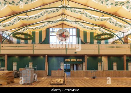 MÜNCHEN, DEUTSCHLAND - AUGUST 30: Einrichtung des jährlichen Oktoberfestes in München am 30. August 2024 Stockfoto