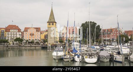 Blick auf die historische Altstadt vom Hafen von Lindau Stockfoto