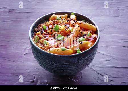 Rabokki, Tteokbokki oder Topokki mit Ramen, koreanischem Street Food, scharfen Reiskuchen in roter Pfeffer-Gochujang-Sauce, ein beliebtes Gericht Stockfoto