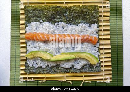 Sushi im Bambus bereit zu rollen Öffnen Stockfoto