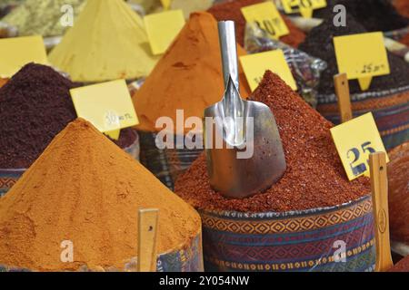 Große Stapel von gemischte Gewürze und Kräuter in großen Mengen am Markt Stockfoto