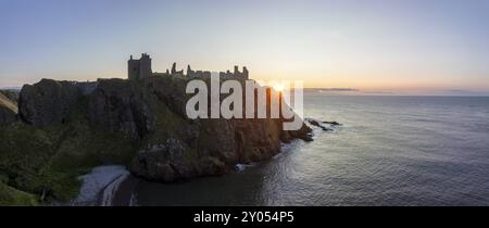 Dunnottar Castle, Burgruinen bei Sonnenaufgang auf den Klippen, Drohnenschuss, Stonehaven, Aberdeenshire, Schottland, Großbritannien Stockfoto