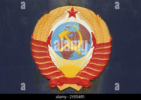 Sowjetisches Emblem mit Hammer und Sichel über einem Globus, umgeben von Weizen und gekrönt mit einem roten Stern, Crest on Bug des russischen Eisbrechers Kapitan KHL Stockfoto