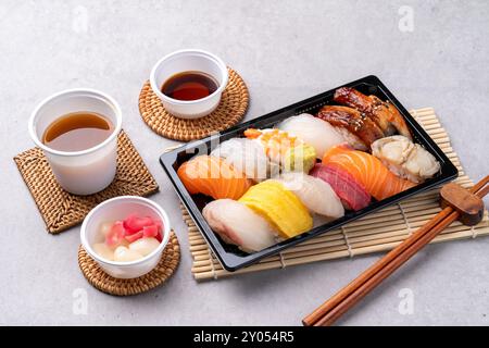 Roher Fisch, Lachs, Mochi-Ridofu, Sushi, verschiedene Sushi, gebratene Schneekrabbenbeine, gebratenes Essen, Japanisch Stockfoto