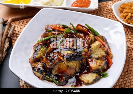 Gebratene Auberginen, chinesische Gerichte, Guobaorou, Honam, Garnelen, frittierte Speisen, Beilage, Jachai, eingelegter Rettich, Zwiebeln, Pfeffer Stockfoto