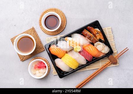 Roher Fisch, Lachs, Mochi-Ridofu, Sushi, verschiedene Sushi, gebratene Schneekrabbenbeine, gebratenes Essen, Japanisch Stockfoto