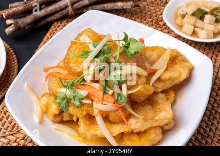 Gebratene Auberginen, chinesische Gerichte, Guobaorou, Honam, Garnelen, frittierte Speisen, Beilage, Jachai, eingelegter Rettich, Zwiebeln, Pfeffer Stockfoto
