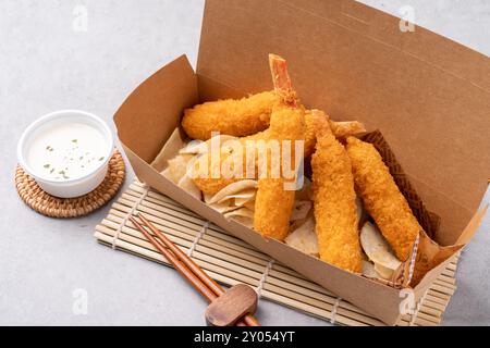 Roher Fisch, Lachs, Mochi-Ridofu, Sushi, verschiedene Sushi, gebratene Schneekrabbenbeine, gebratenes Essen, Japanisch Stockfoto