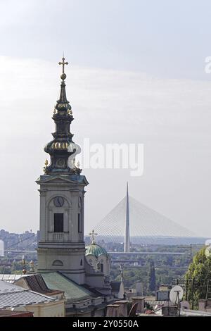 Kirchturm und neue Brücke in Belgrad Serbien Stockfoto