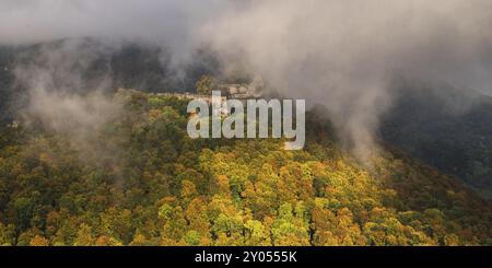 Die Ruine der Burg Hohenurach im Nebel Stockfoto