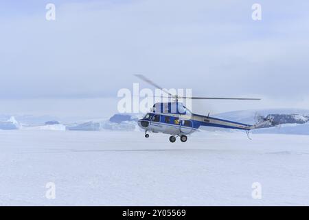 Hubschrauberanflug auf Packeis in der Nähe von Pinguinkolonie, Snow Hill Island, Weddelmeer, Antarktische Halbinsel, Antarktis Stockfoto