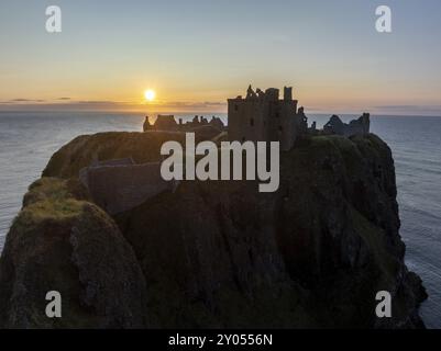 Dunnottar Castle, Burgruinen bei Sonnenaufgang auf den Klippen, Drohnenschuss, Stonehaven, Aberdeenshire, Schottland, Großbritannien Stockfoto