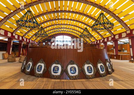 MÜNCHEN, DEUTSCHLAND - AUGUST 30: Einrichtung des jährlichen Oktoberfestes in München am 30. August 2024 Aufbau des Loewenbraeu-Zeltes in München. Das Oktoberfes Von 2024 Stockfoto