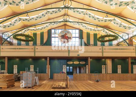MÜNCHEN, DEUTSCHLAND - AUGUST 30: Einrichtung des jährlichen Oktoberfestes in München am 30. August 2024 Aufbau des Zeltes Pschorr Braeurosl in München. Das 2024 Okto Stockfoto
