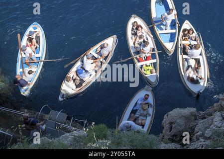 Italien, Golf von Neapel. Insel Capri, Blaue Grotte. Boote mit Touristen vor dem Eingang zur Blauen Grotte, Capri, Kampanien, Italien, Europa Stockfoto