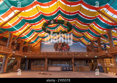 MÜNCHEN, DEUTSCHLAND - AUGUST 30: Einrichtung des jährlichen Oktoberfestes in München am 30. August 2024 Aufbau des Schottenhammel-Zeltes in München. Das Zelt, wo Stockfoto