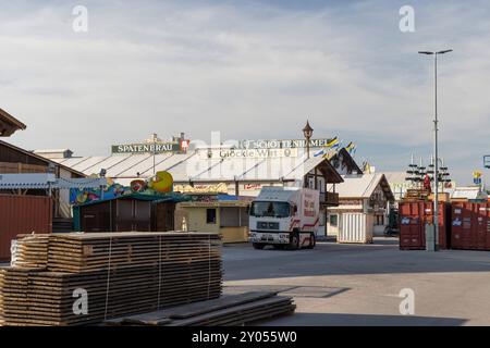 MÜNCHEN, DEUTSCHLAND - AUGUST 30: Einrichtung des jährlichen Oktoberfestes in München am 30. August 2024 ist der Schottenhammel das Spatenbraeu Bierzelt, wo das A Stockfoto