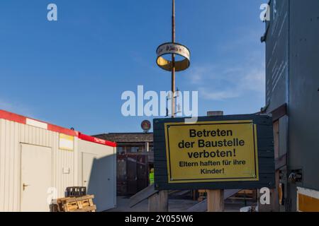 MÜNCHEN, DEUTSCHLAND - AUGUST 30: Einrichtung des jährlichen Oktoberfestes in München am 30. August 2024 auf der Seite des Oktoberfestes mit der Angabe in deutsch, Eintritt in die Stockfoto