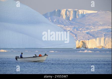 Fischerboot auf Fjord, Ilulissat, Eisfjord, Disko Bay, Qaasuitsup, Grönland, Polarregionen, Arktis, Nordamerika Stockfoto