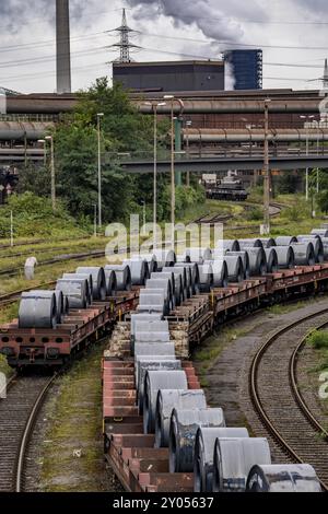 Bandstahlspulen, auf Güterwagen, im ThyssenKrupp Stahlwerk Schwelgern in Duisburg-Marxloh ist Teil des Stahlwerks Bruckhausen, Nordrhein Stockfoto