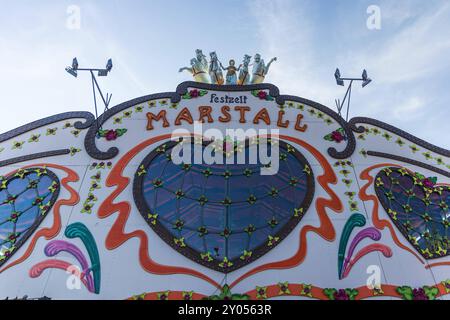 MÜNCHEN, DEUTSCHLAND - AUGUST 30: Einrichtung des jährlichen Oktoberfestes in München am 30. August 2024 Aufbau des Marstallzelt in München. *** MÜNCHEN, DEUTSCHLA Stockfoto