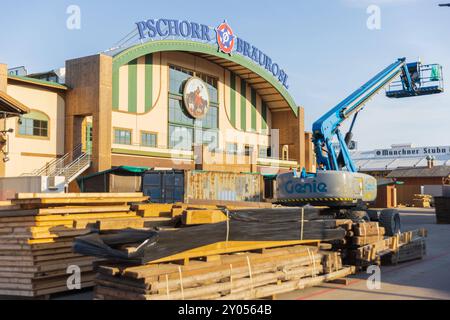 MÜNCHEN, DEUTSCHLAND - AUGUST 30: Einrichtung des jährlichen Oktoberfestes in München am 30. August 2024 Außenansicht des Braeurosl-Zeltes in München. *** MÜNCHEN, Stockfoto