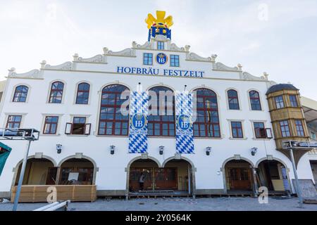 MÜNCHEN, DEUTSCHLAND - AUGUST 30: Einrichtung des jährlichen Oktoberfestes in München am 30. August 2024 Aufbau des Hofbräu-Zeltes in München. *** MÜNCHEN, DEUTSCHLA Stockfoto
