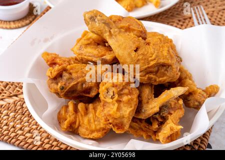 Gebratenes Huhn, Huhn, Gewürze, koreanisches Huhn, koreanische Küche, Pizza, Kartoffeln, Pizza, Peperoni Stockfoto