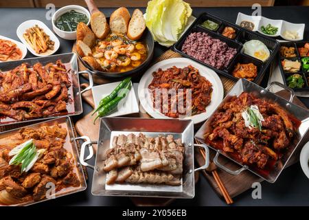 Schweinefleisch, gekochtes Schweinefleisch, scharfe Schweinerippchen, Rippchen, Vorderschenkel, Garnelen, gebratenes Schweinefleisch, Lunchbox Stockfoto