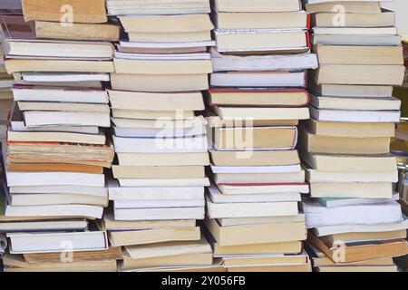 Große Stapel Bücher auf dem Tisch in der Bibliothek Stockfoto